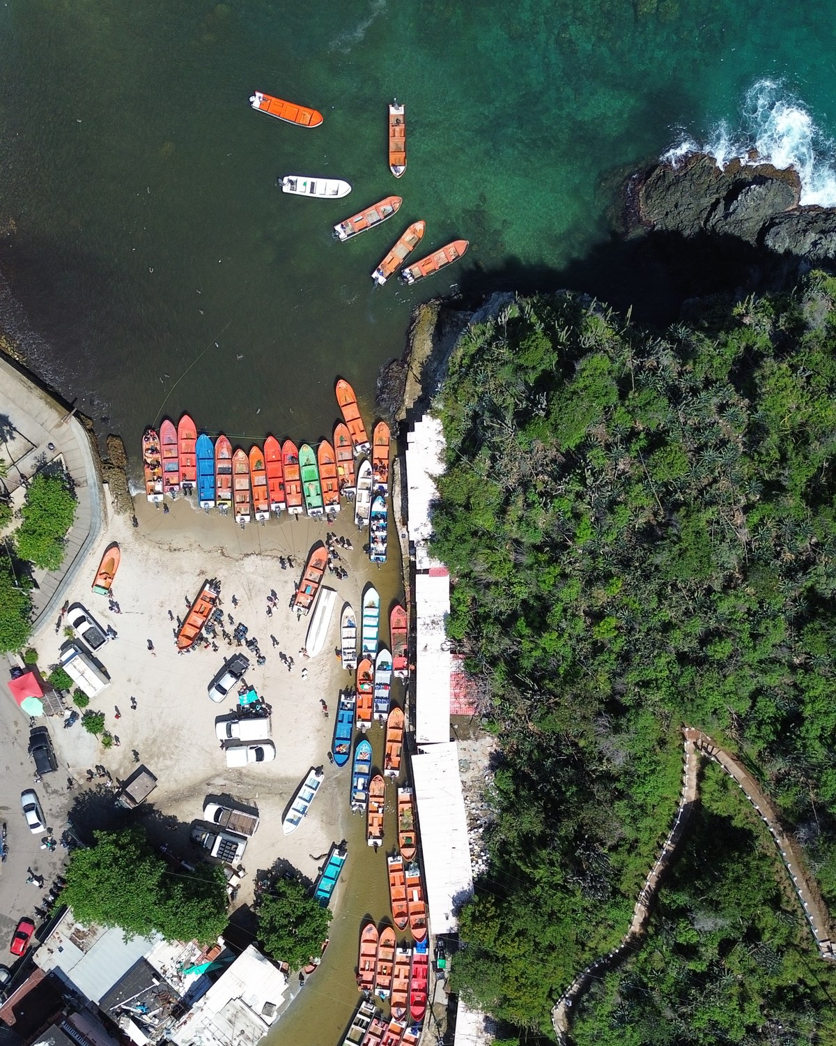 El puerto de Choroní visto desde el aire, con los peñeros de colores varados en la arena